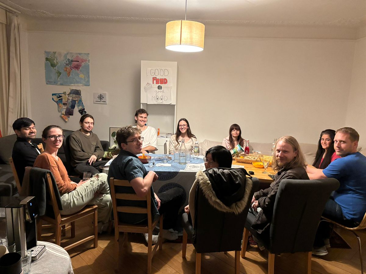 Abendessen am runden Tisch