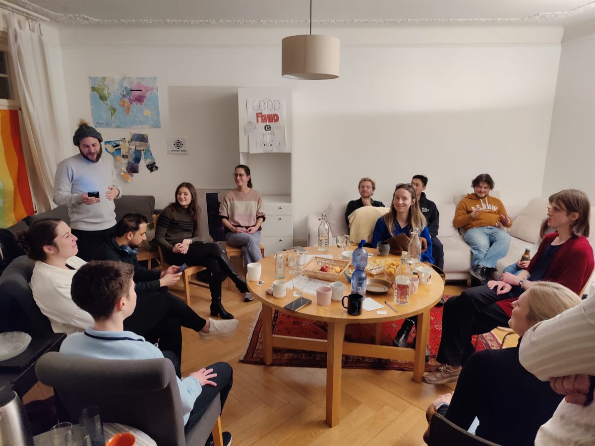 Alle im Kreis im Wohnzimmer